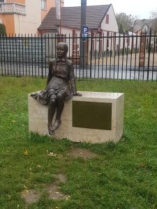 Statue of Éva Heyman in Nagyvárad in the so-called Rhédey garden, from where the trains departed to Auschwitz in 1944.